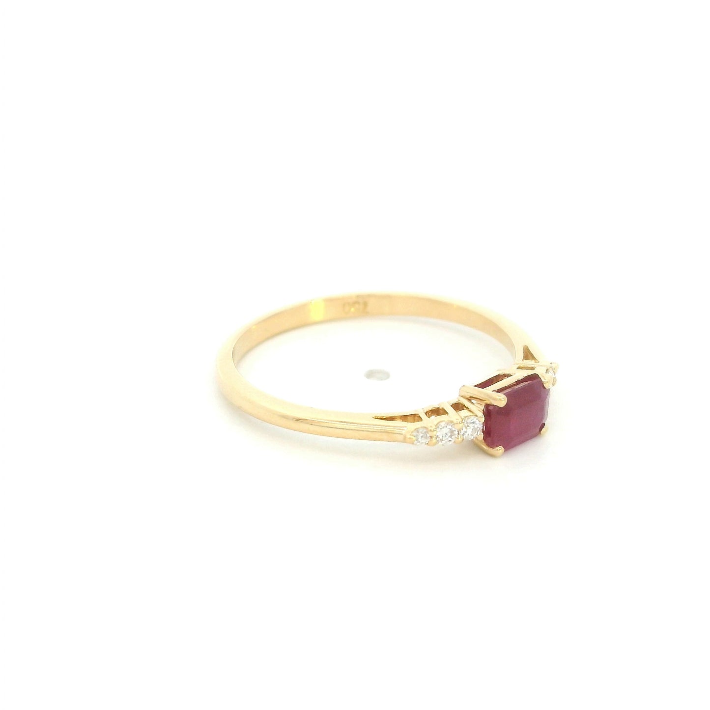 Square ruby and diamond ring in 18K yellow gold with diamond-set shoulders