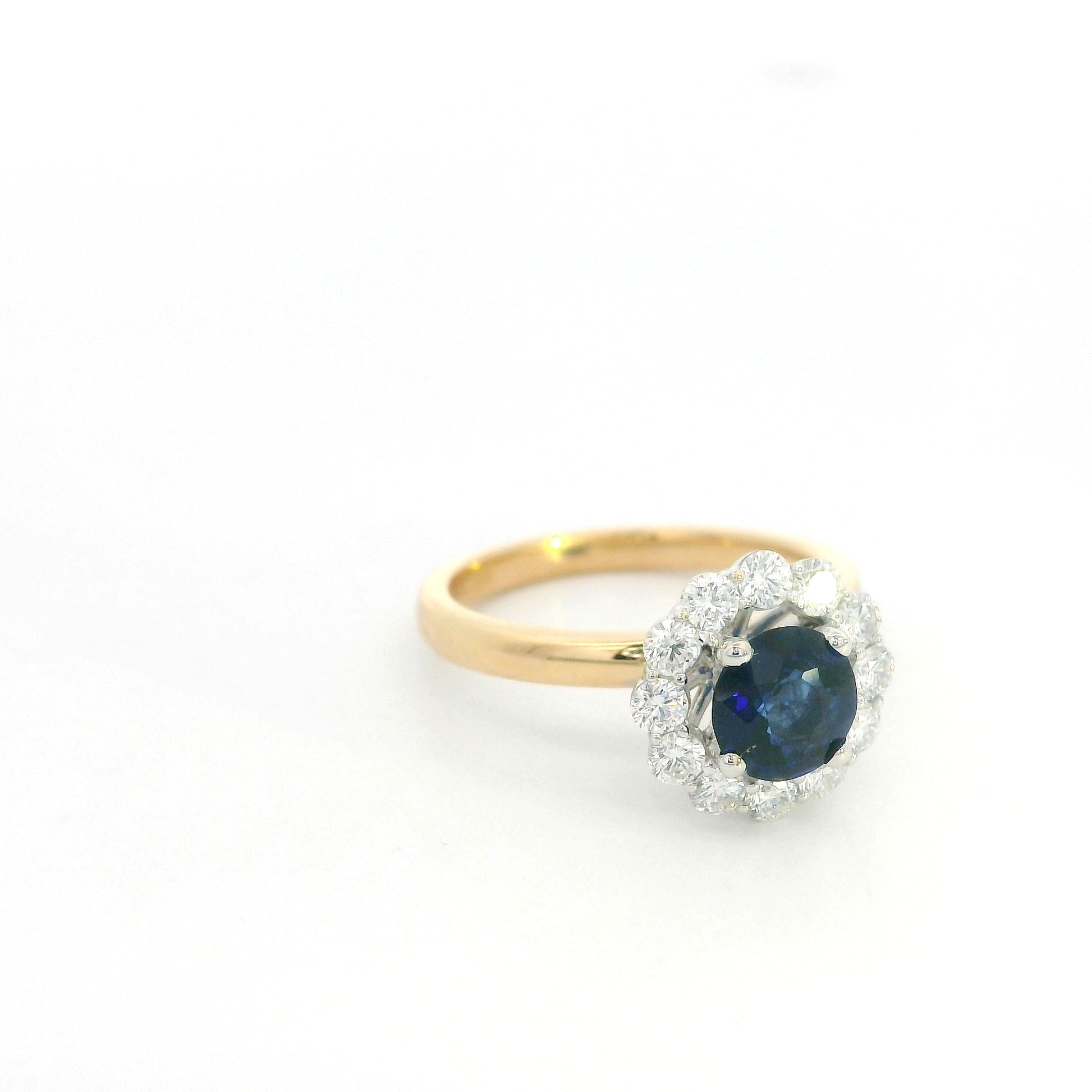 Round blue sapphire and diamond ring in 18K yellow gold with 0.84 carat natural sapphire and diamond surround