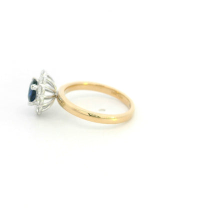 Round blue sapphire and diamond ring in 18K yellow gold with 0.84 carat natural sapphire and diamond surround