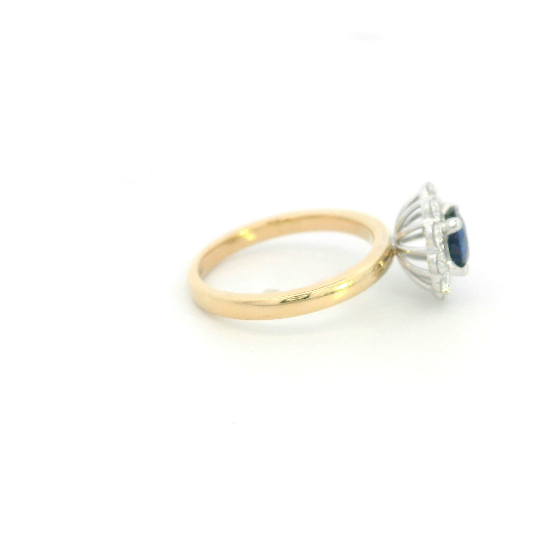 Round blue sapphire and diamond ring in 18K yellow gold with 0.84 carat natural sapphire and diamond surround