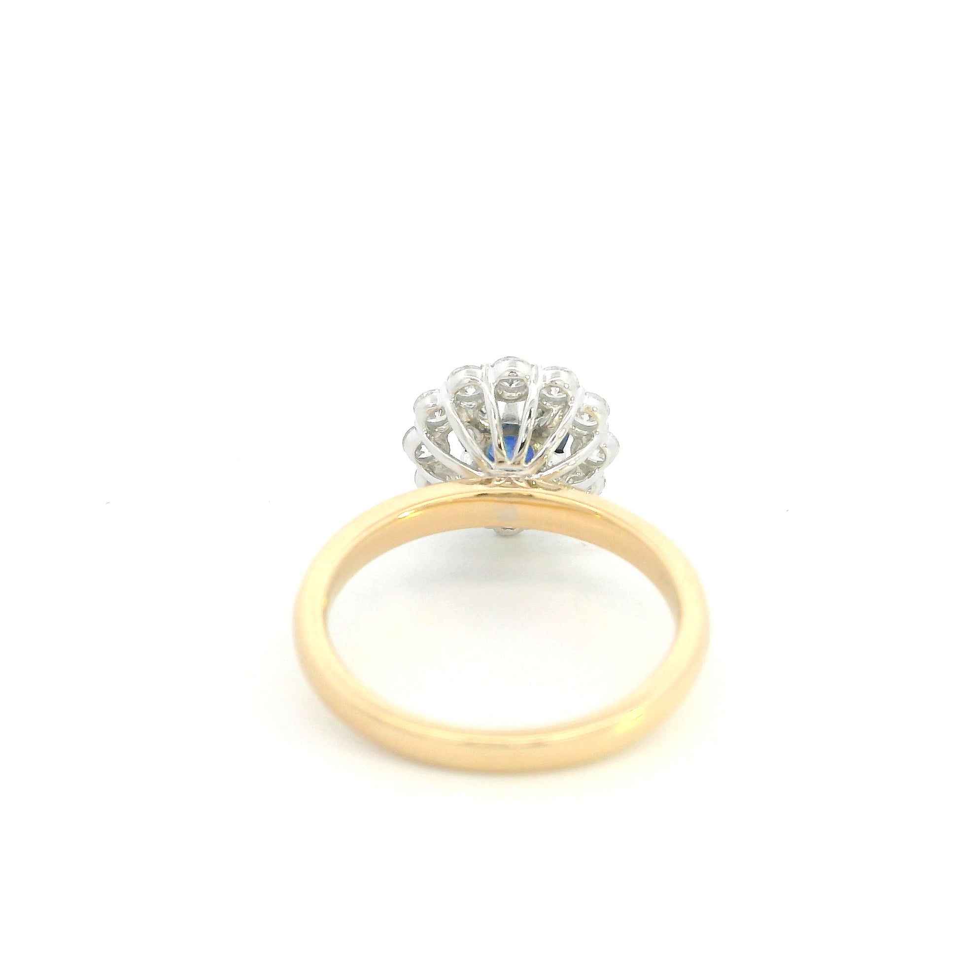 Round blue sapphire and diamond ring in 18K yellow gold with 0.84 carat natural sapphire and diamond surround