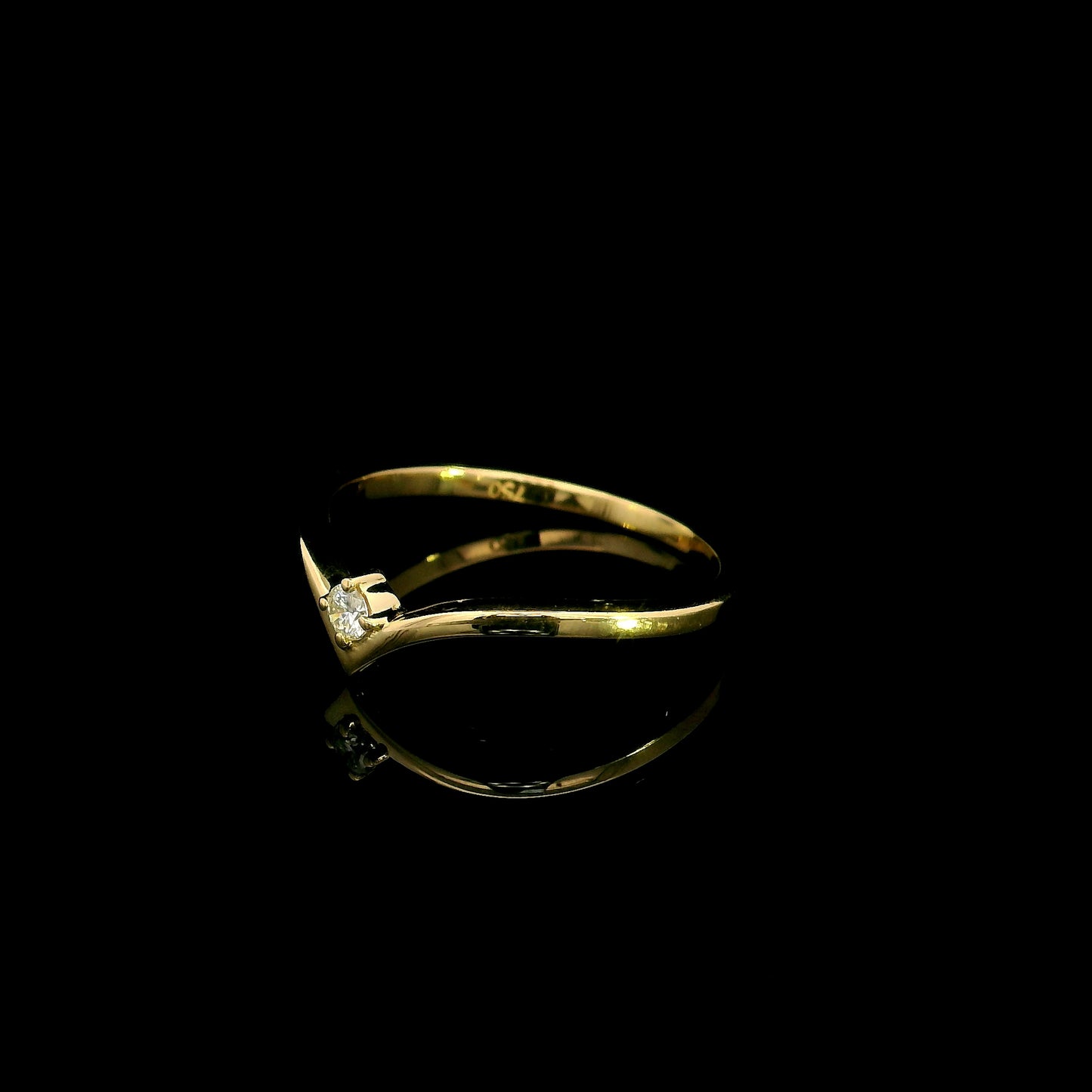 Chevron diamond ring in 18K yellow gold with 0.05 carat round natural diamond