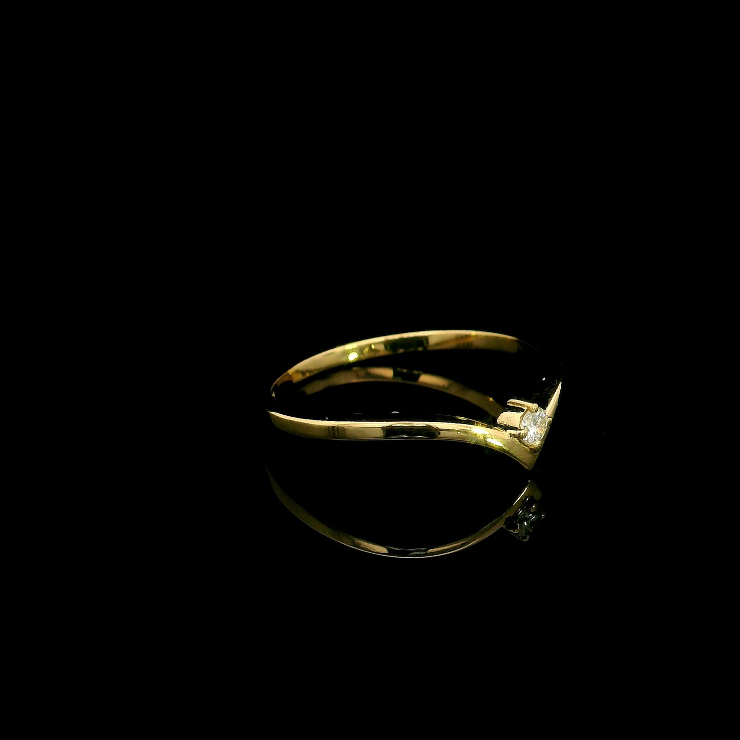 Chevron diamond ring in 18K yellow gold with 0.05 carat round natural diamond