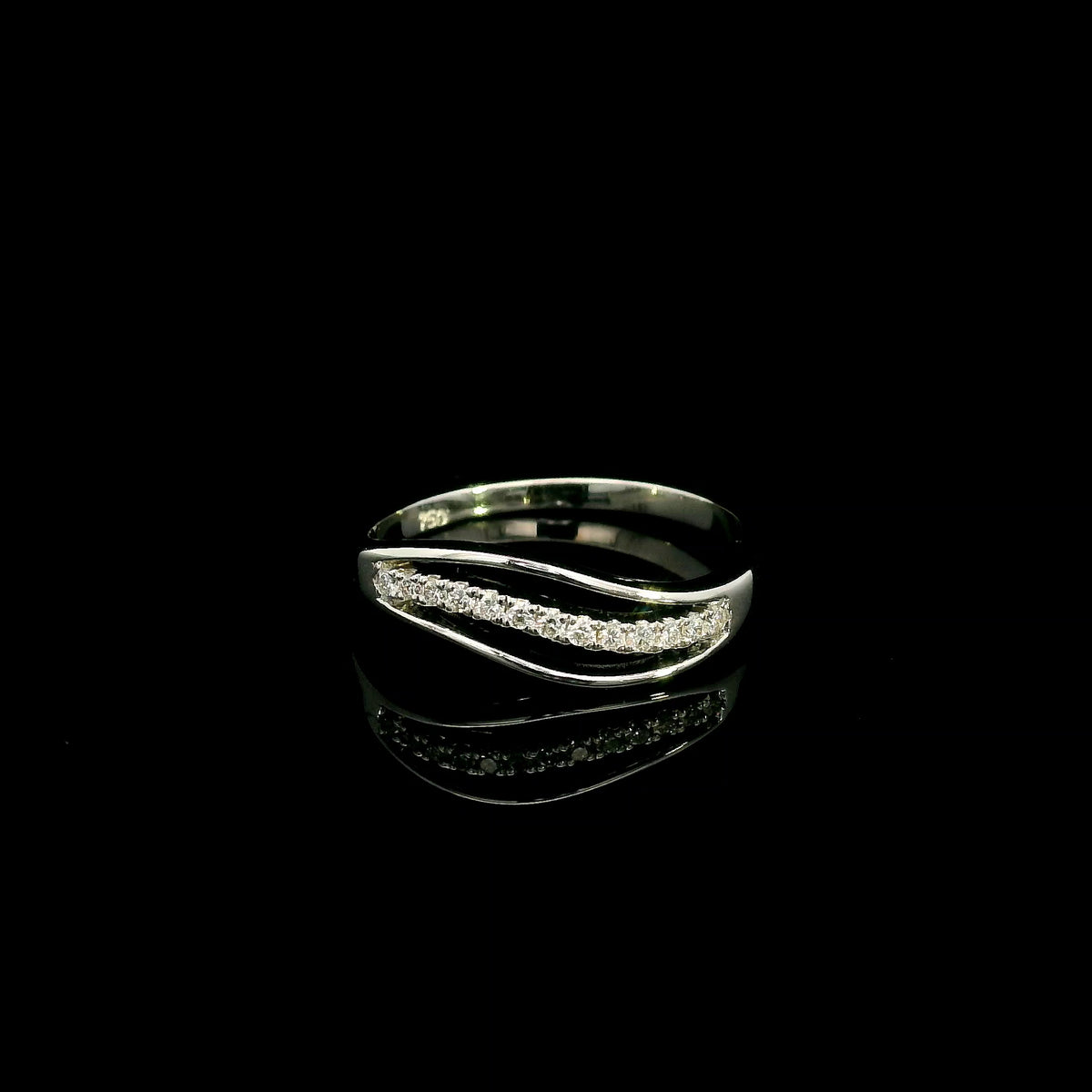 18K white gold diamond wave ring with a curved row of round diamonds and flowing polished gold design