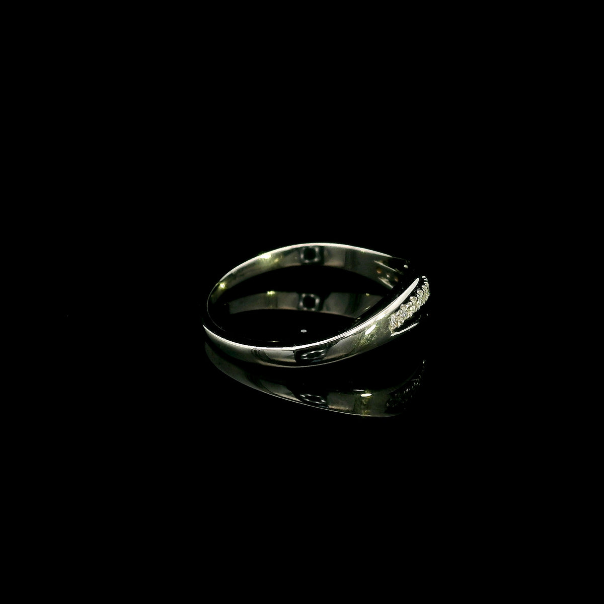 18K white gold diamond wave ring with a curved row of round diamonds and flowing polished gold design