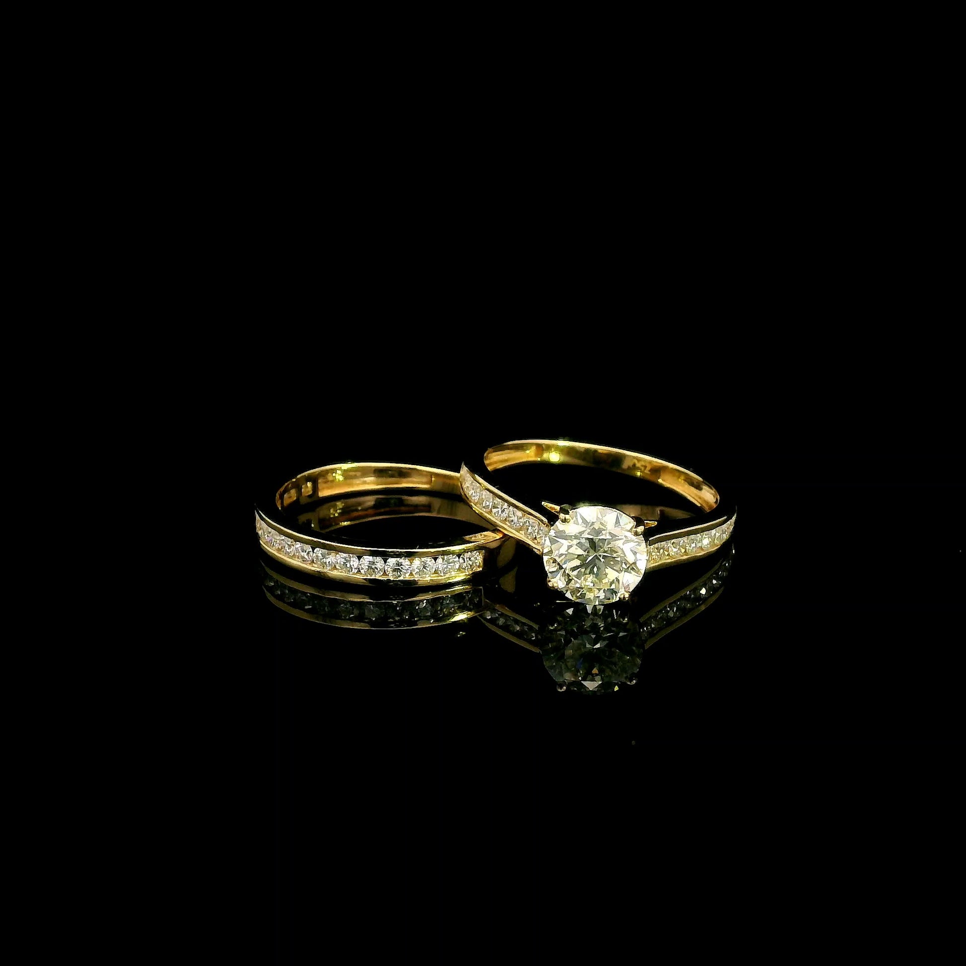 1.50 carat round diamond bridal set with matching diamond wedding band in 18K yellow gold