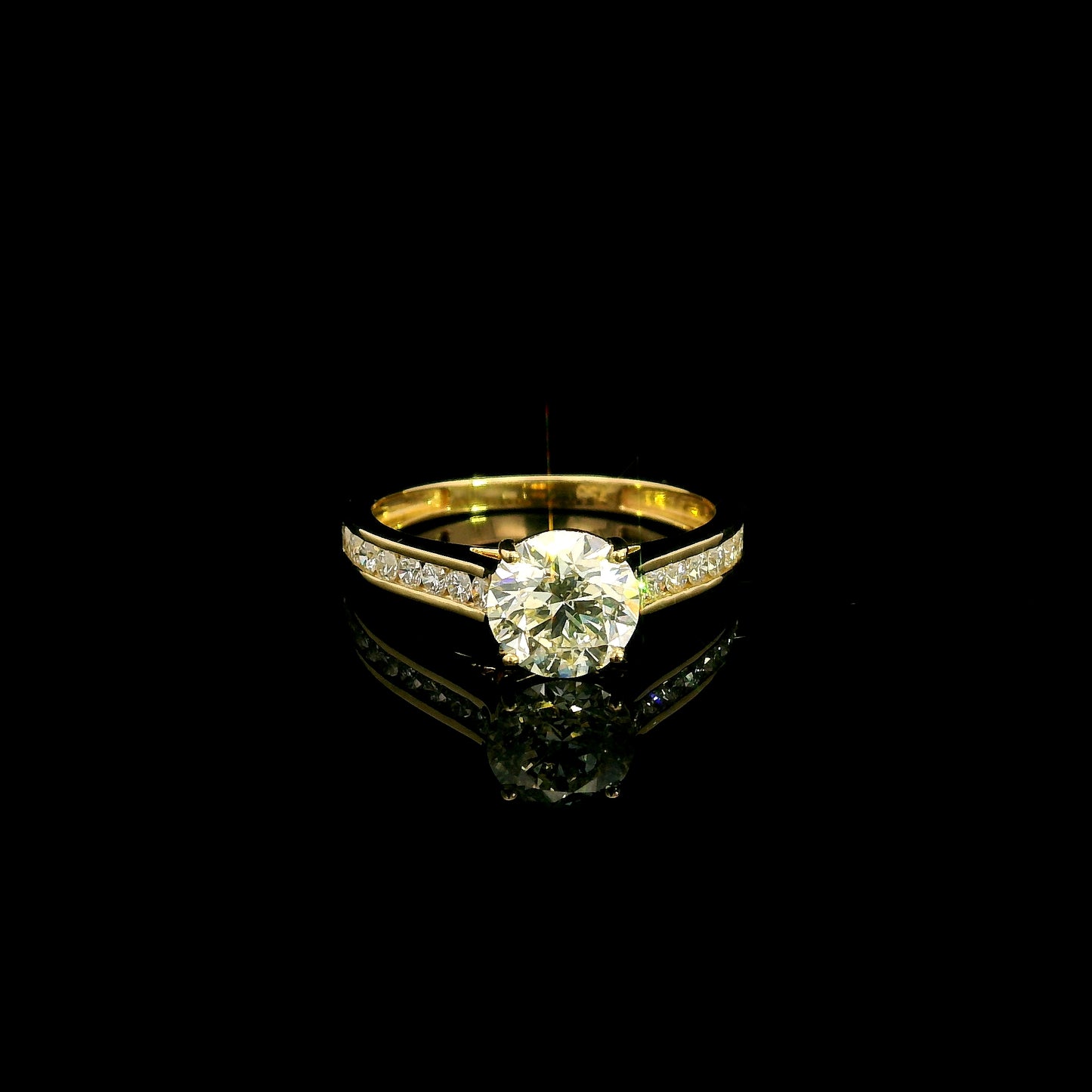 1.50 carat round diamond bridal set with matching diamond wedding band in 18K yellow gold