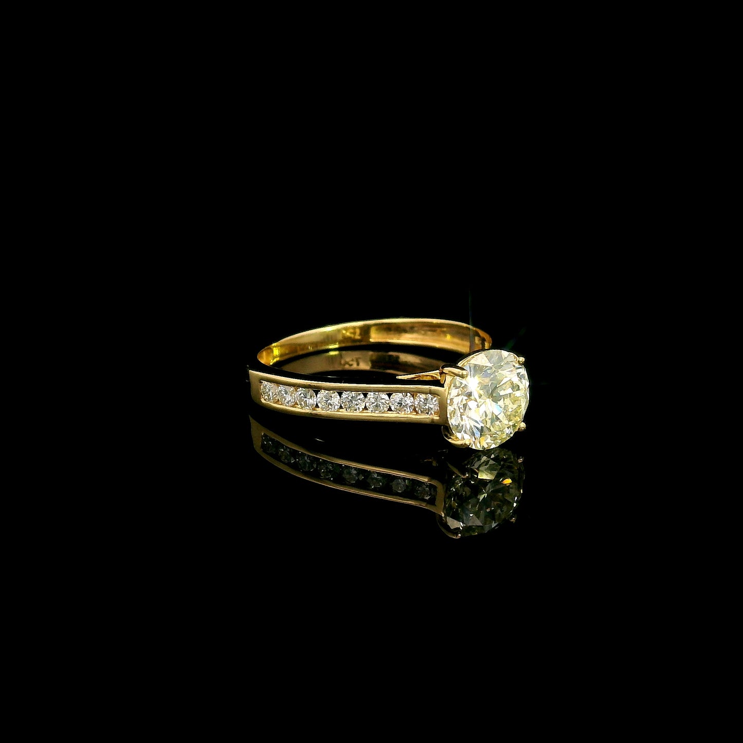 1.50 carat round diamond bridal set with matching diamond wedding band in 18K yellow gold