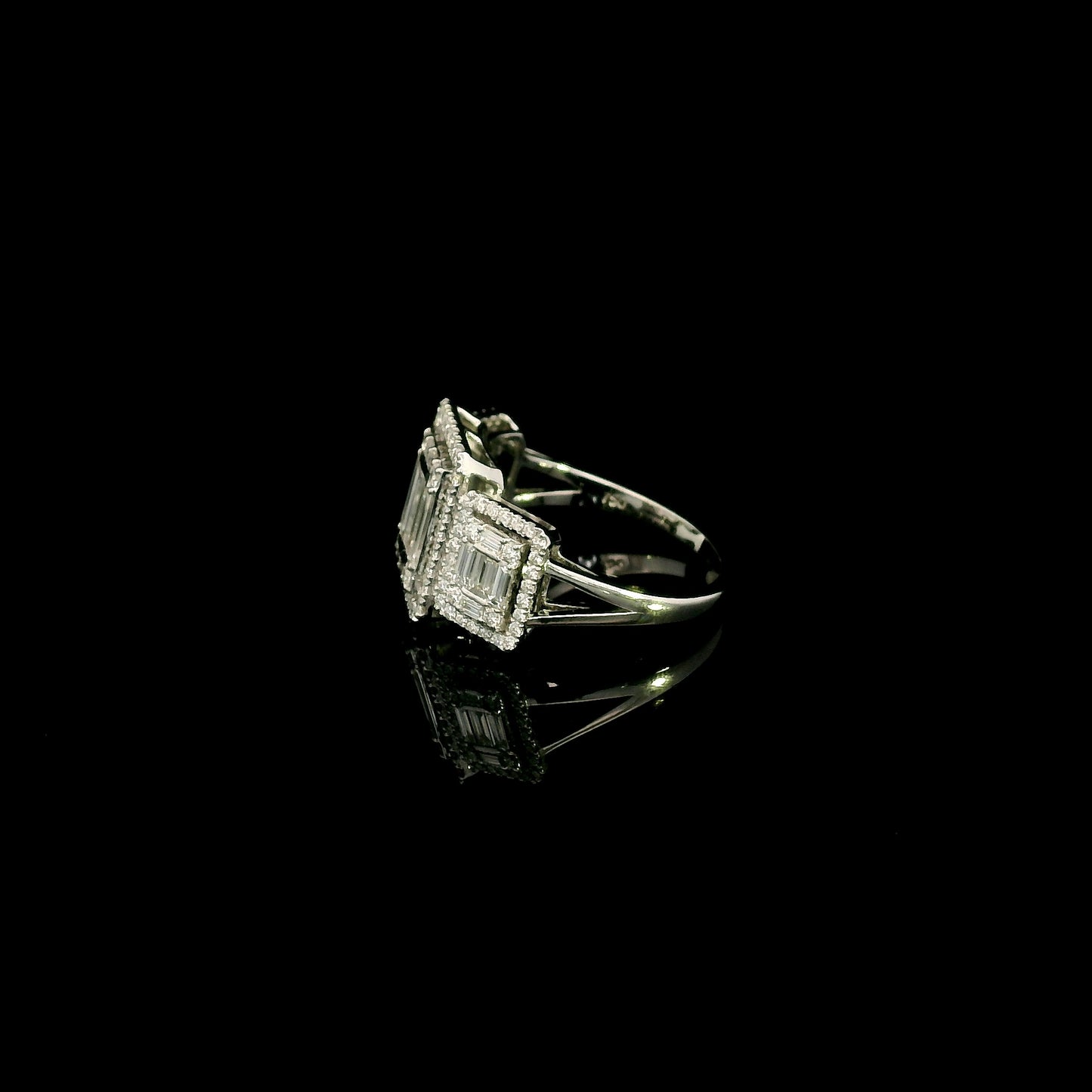 Round and baguette diamond statement ring in 18K white gold with 1.34 carats of natural diamonds