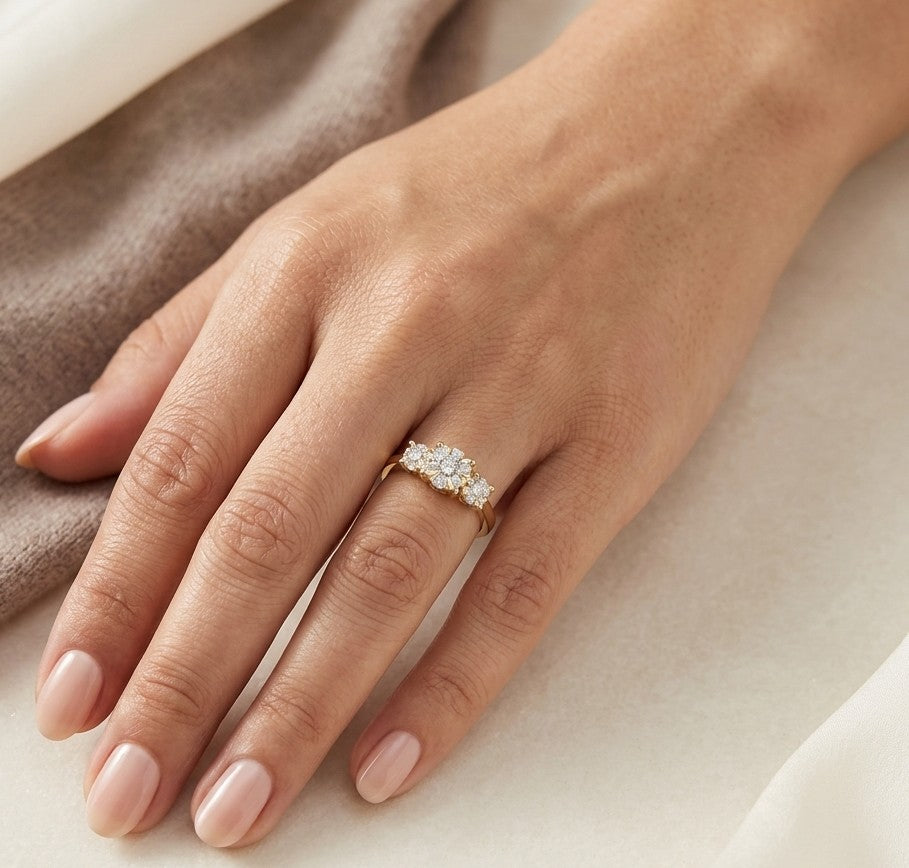 Diamond cluster ring with round brilliant diamonds in 18K yellow gold