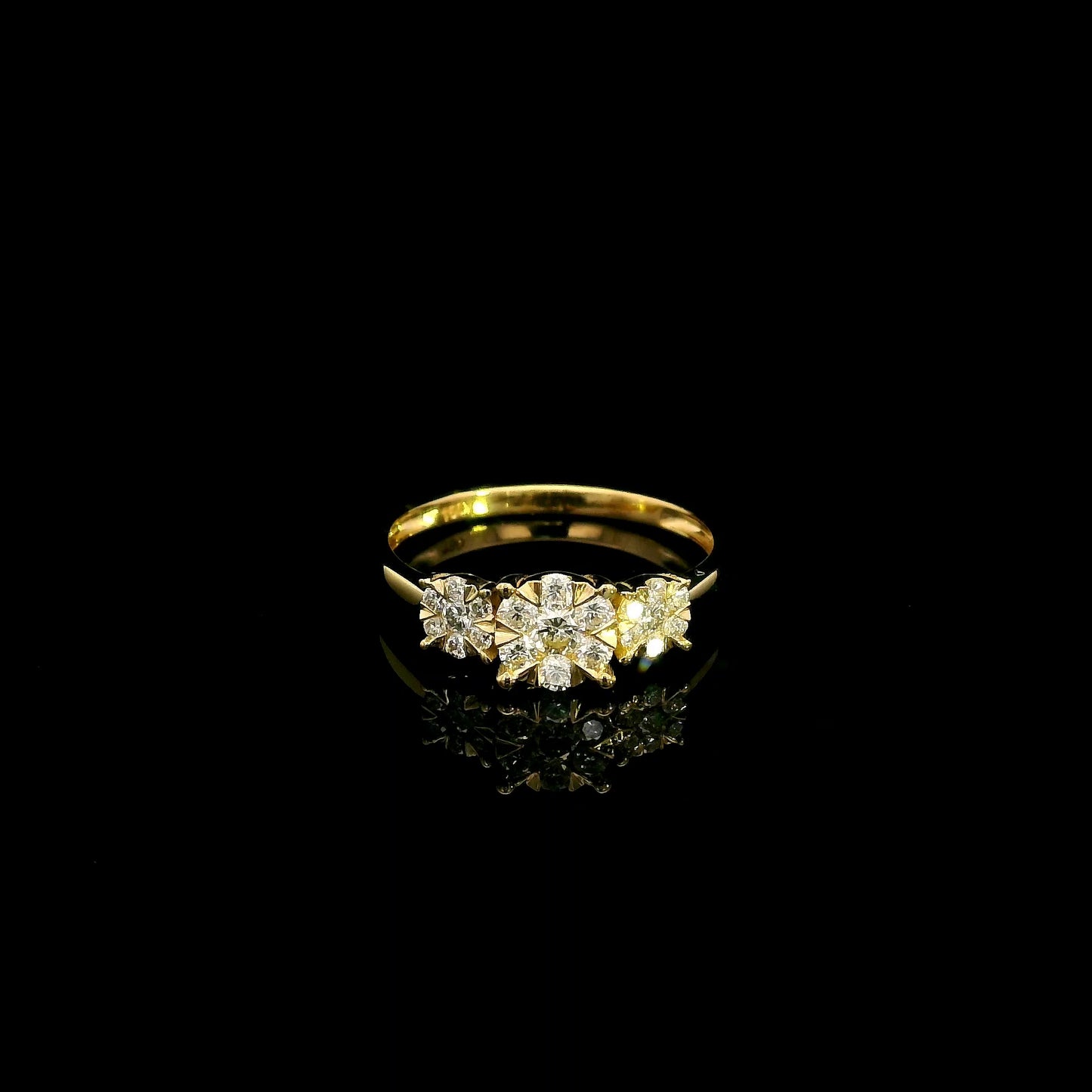 Diamond cluster ring with round brilliant diamonds in 18K yellow gold