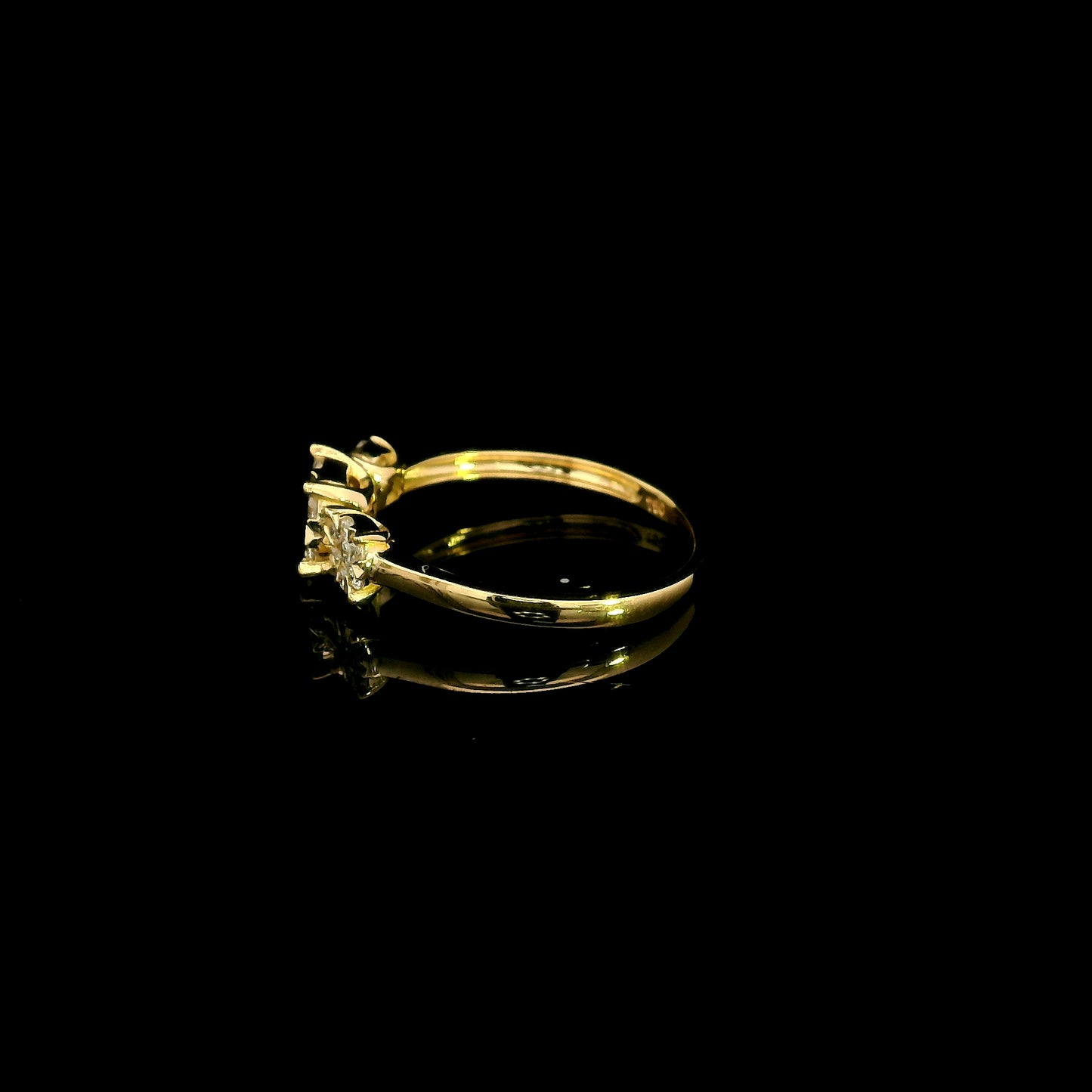 Diamond cluster ring with round brilliant diamonds in 18K yellow gold
