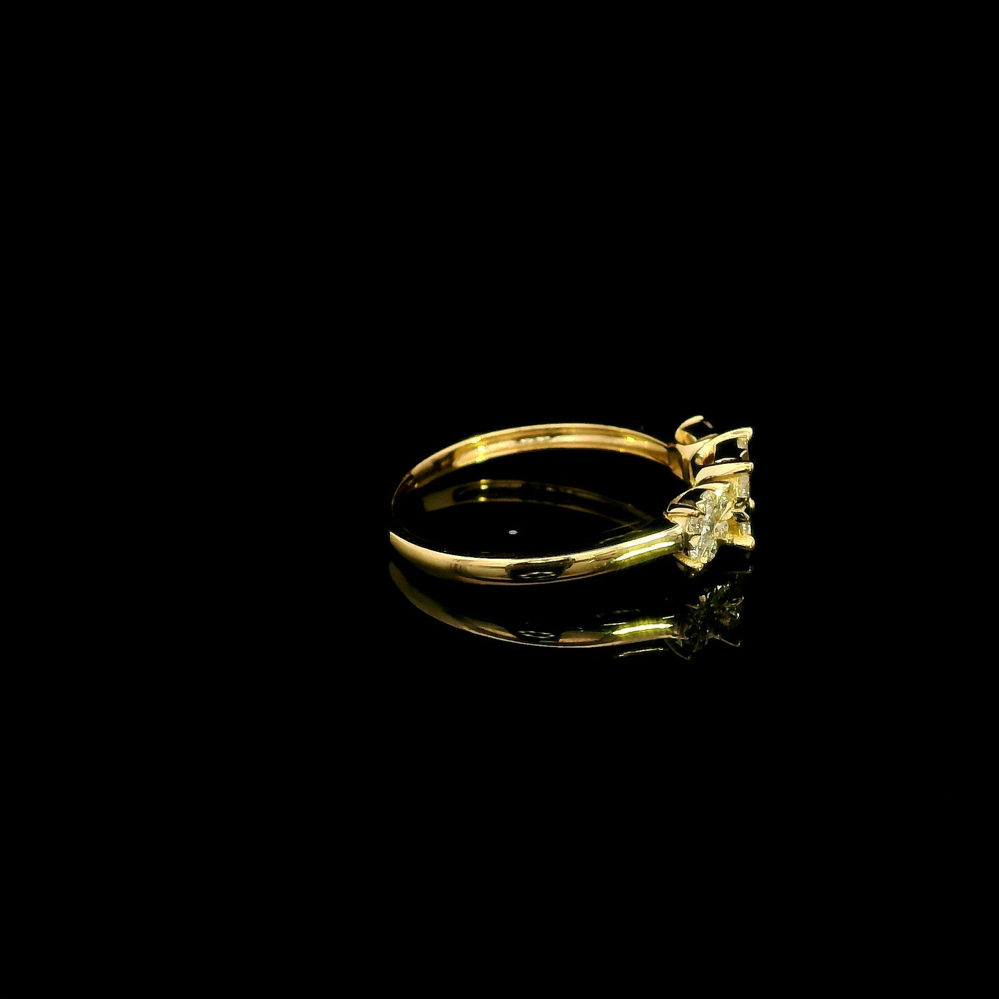 Diamond cluster ring with round brilliant diamonds in 18K yellow gold