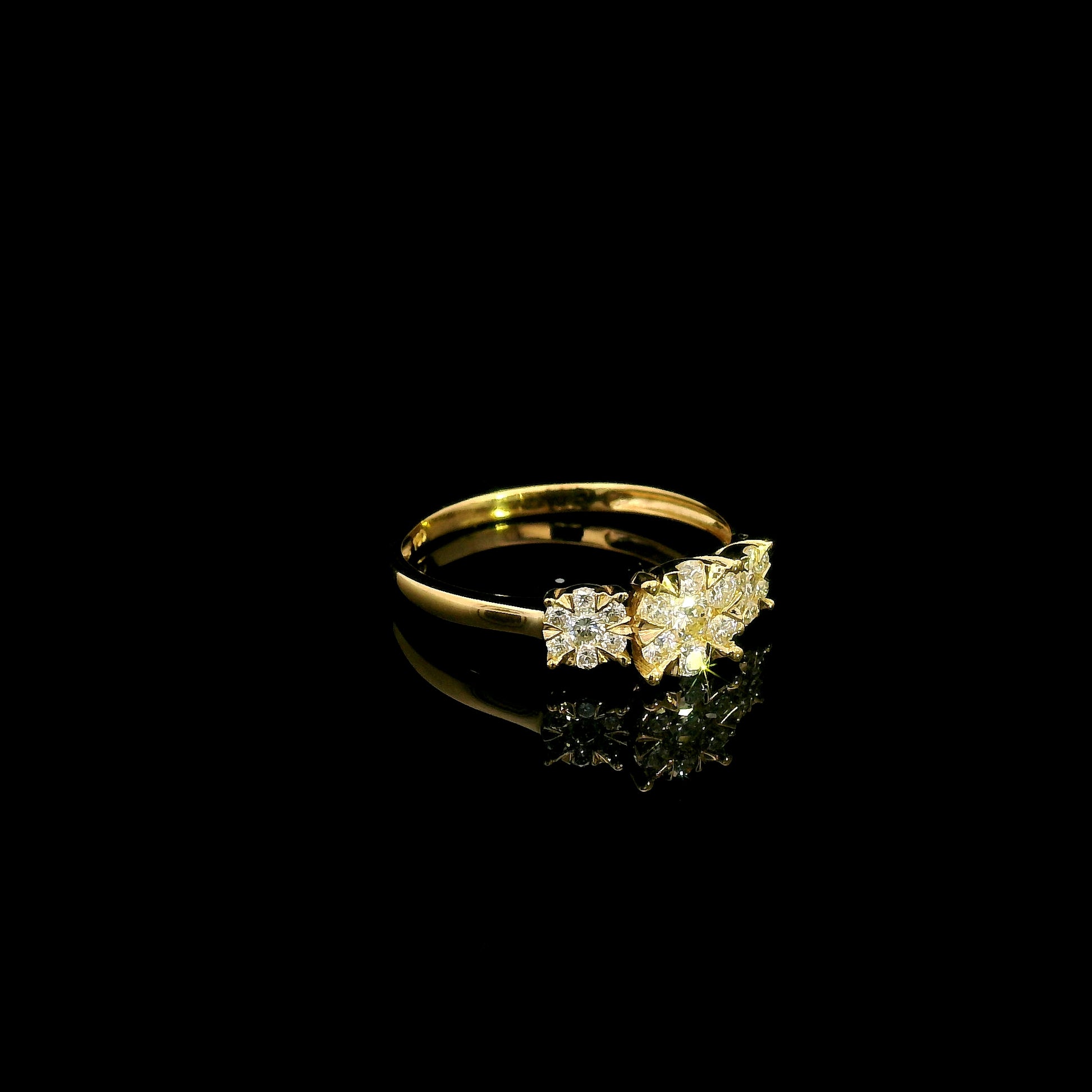 Diamond cluster ring with round brilliant diamonds in 18K yellow gold