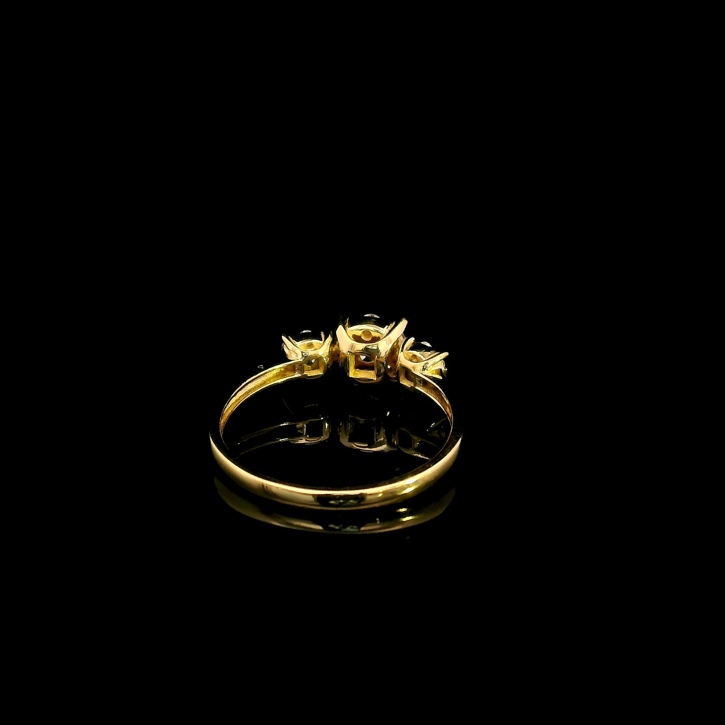 Diamond cluster ring with round brilliant diamonds in 18K yellow gold