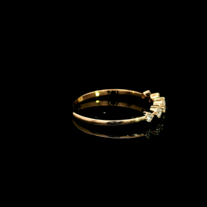 Diamond band ring in 18K rose gold with graduated round brilliant diamonds and larger centre diamond