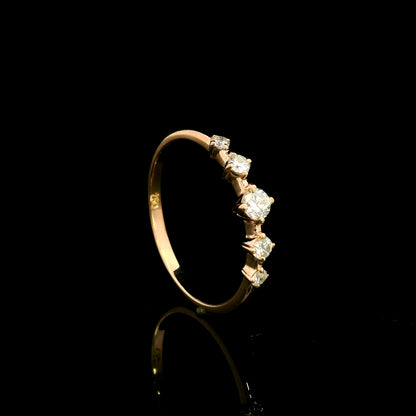 Diamond band ring in 18K rose gold with graduated round brilliant diamonds and larger centre diamond