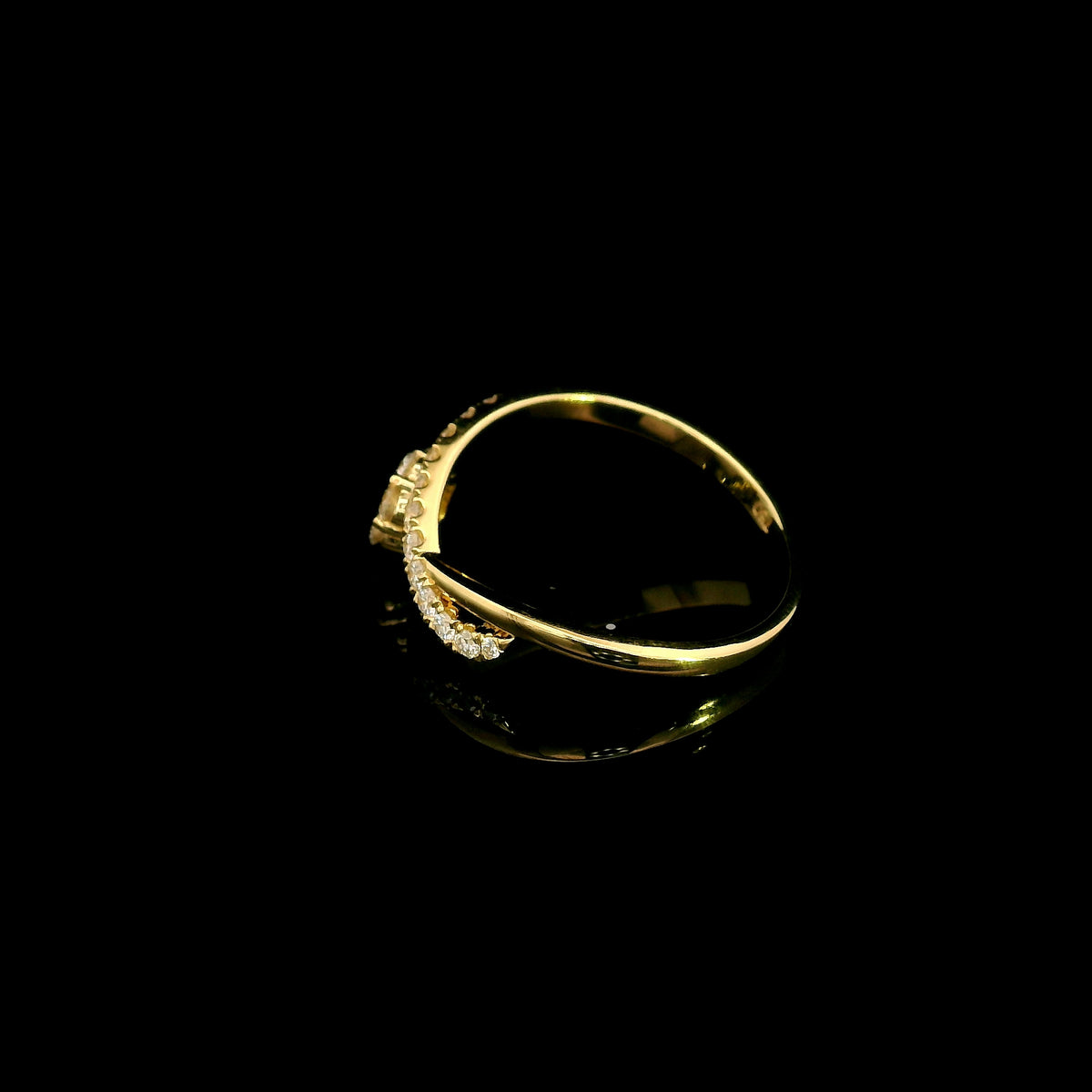 Diamond cluster crossover ring with round diamonds in 18K yellow gold by Emirates Diamonds