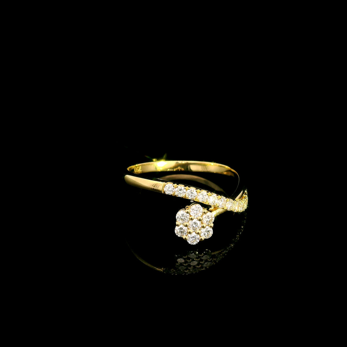 Diamond cluster crossover ring with round diamonds in 18K yellow gold by Emirates Diamonds