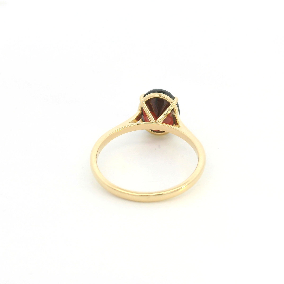 Oval garnet solitaire ring in 18K yellow gold