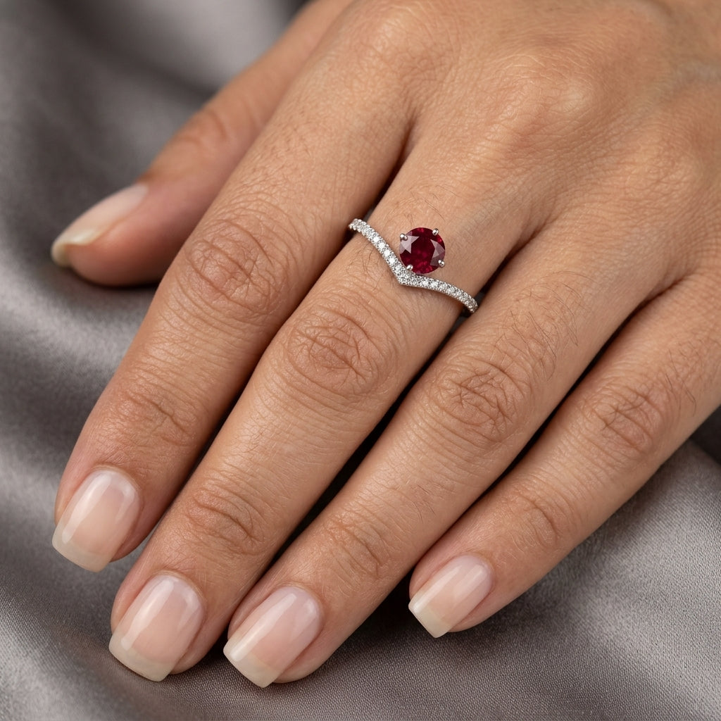 Ruby and diamond ring in 18K white gold with round ruby and V-shaped diamond band