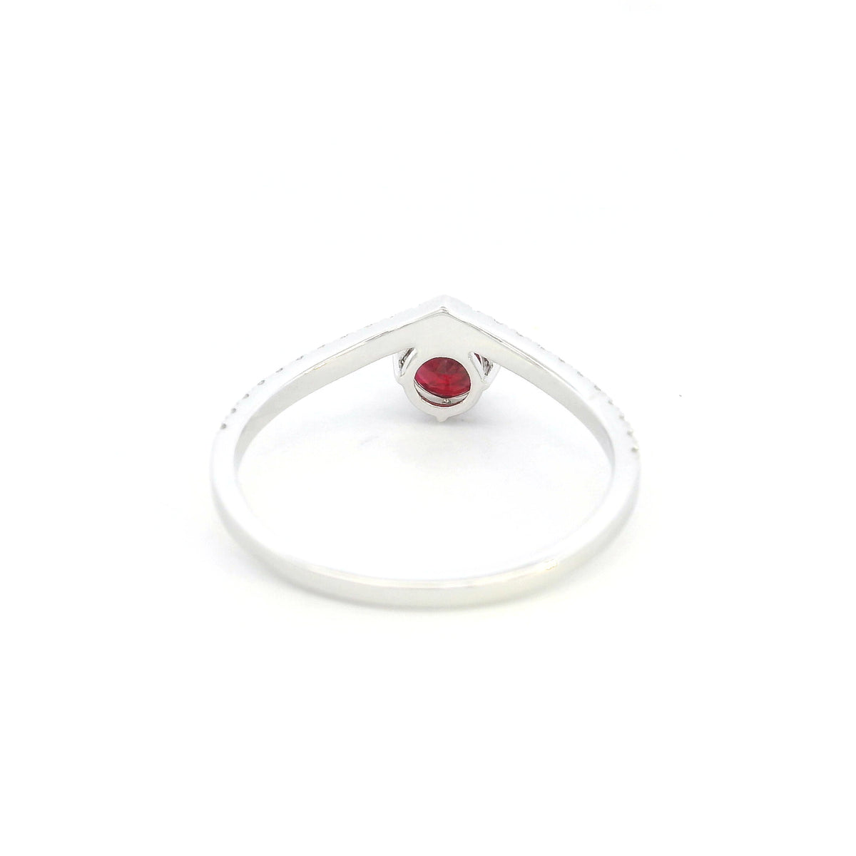 Ruby and diamond ring in 18K white gold with round ruby and V-shaped diamond band