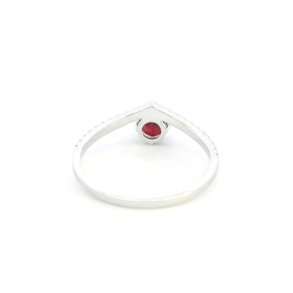 Ruby and diamond ring in 18K white gold with round ruby and V-shaped diamond band