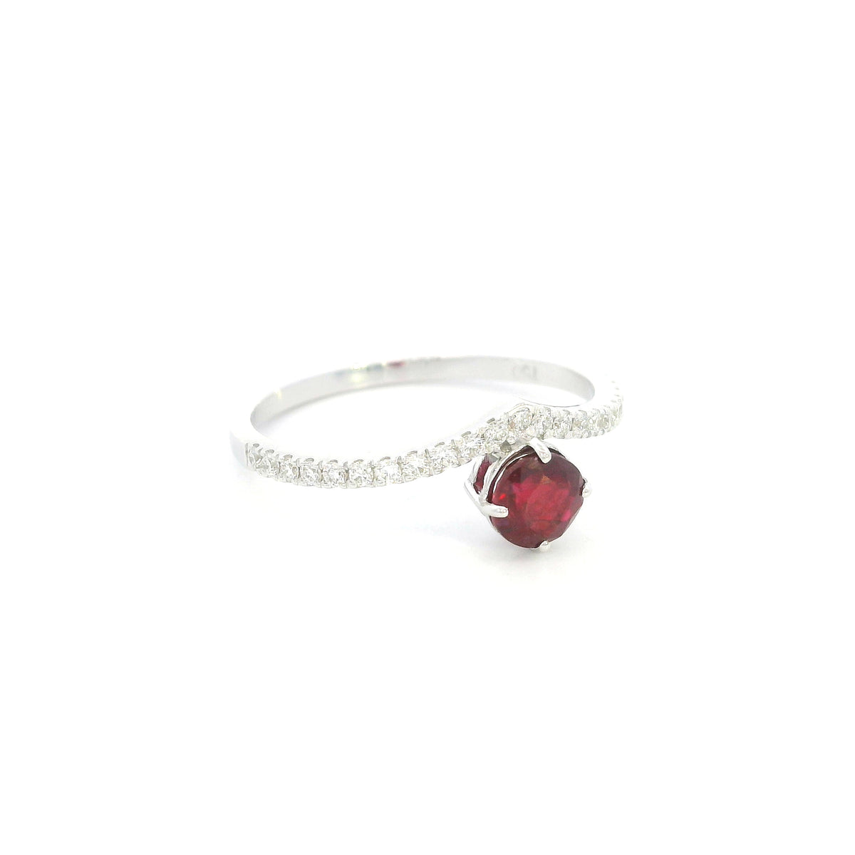 Ruby and diamond ring in 18K white gold with round ruby and V-shaped diamond band