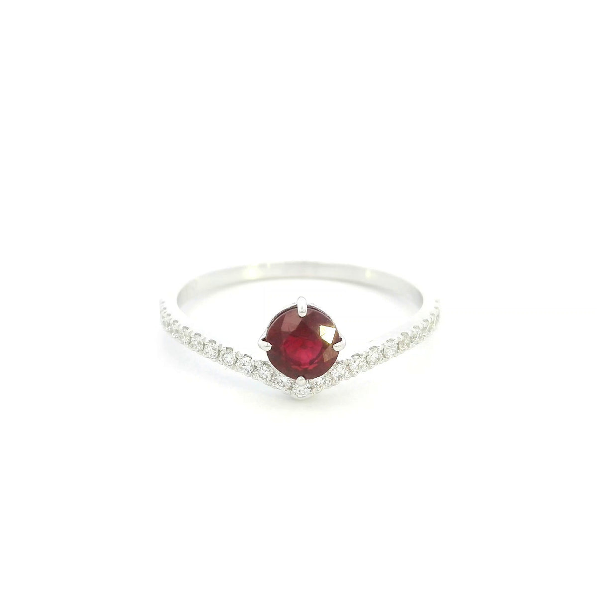 Ruby and diamond ring in 18K white gold with round ruby and V-shaped diamond band