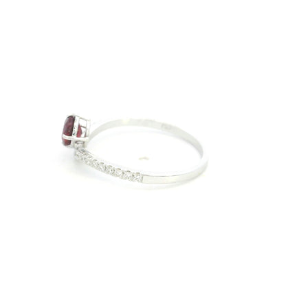 Ruby and diamond ring in 18K white gold with round ruby and V-shaped diamond band
