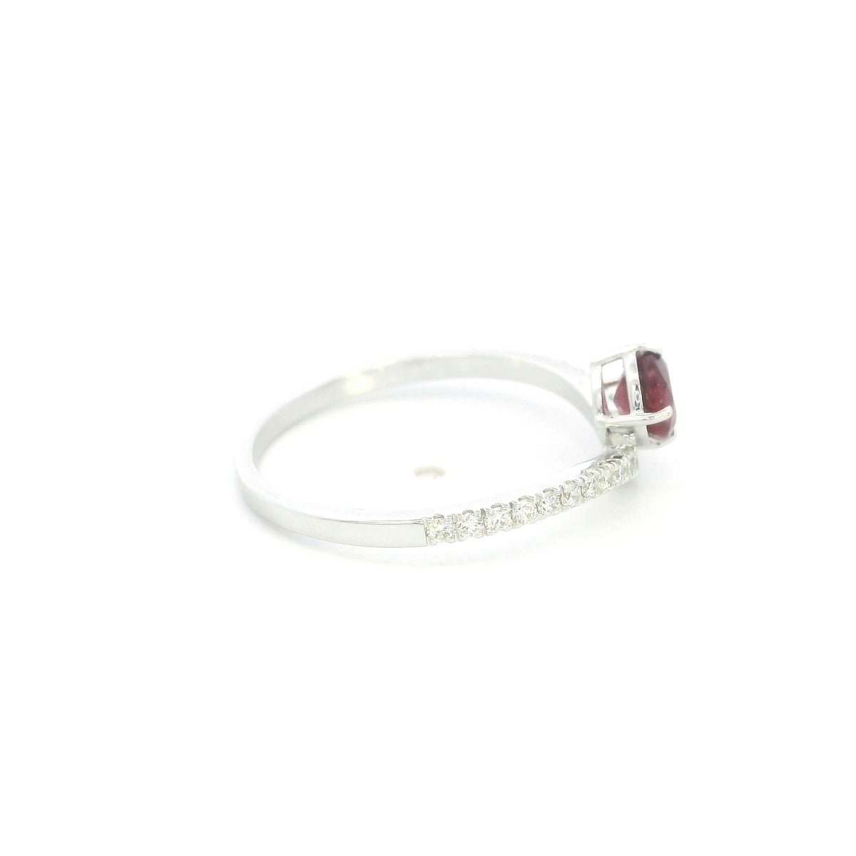 Ruby and diamond ring in 18K white gold with round ruby and V-shaped diamond band
