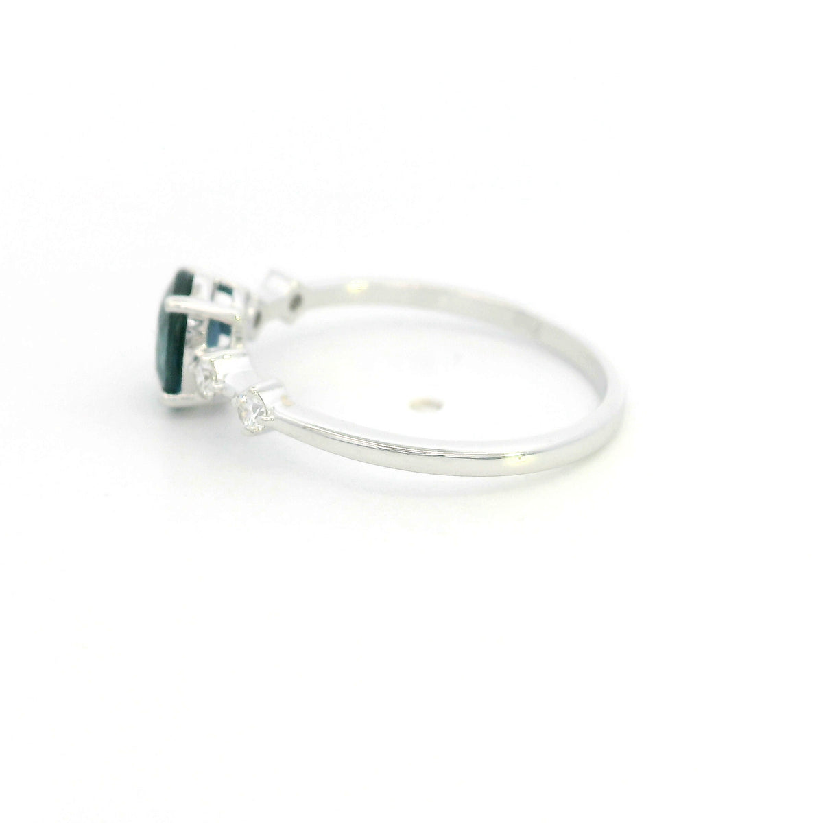 Oval blue sapphire diamond ring in 18K white gold with round diamond side stones