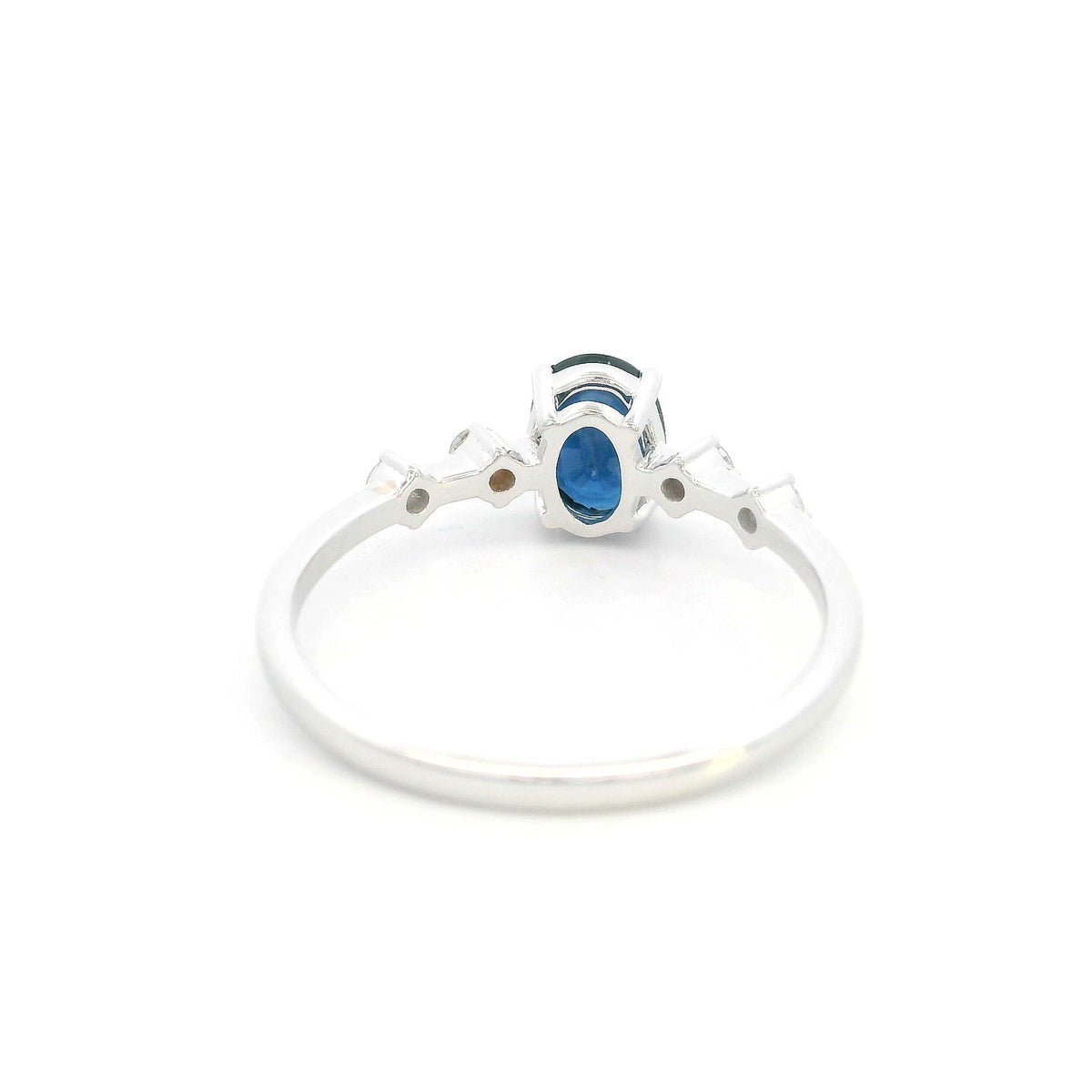 Oval blue sapphire diamond ring in 18K white gold with round diamond side stones