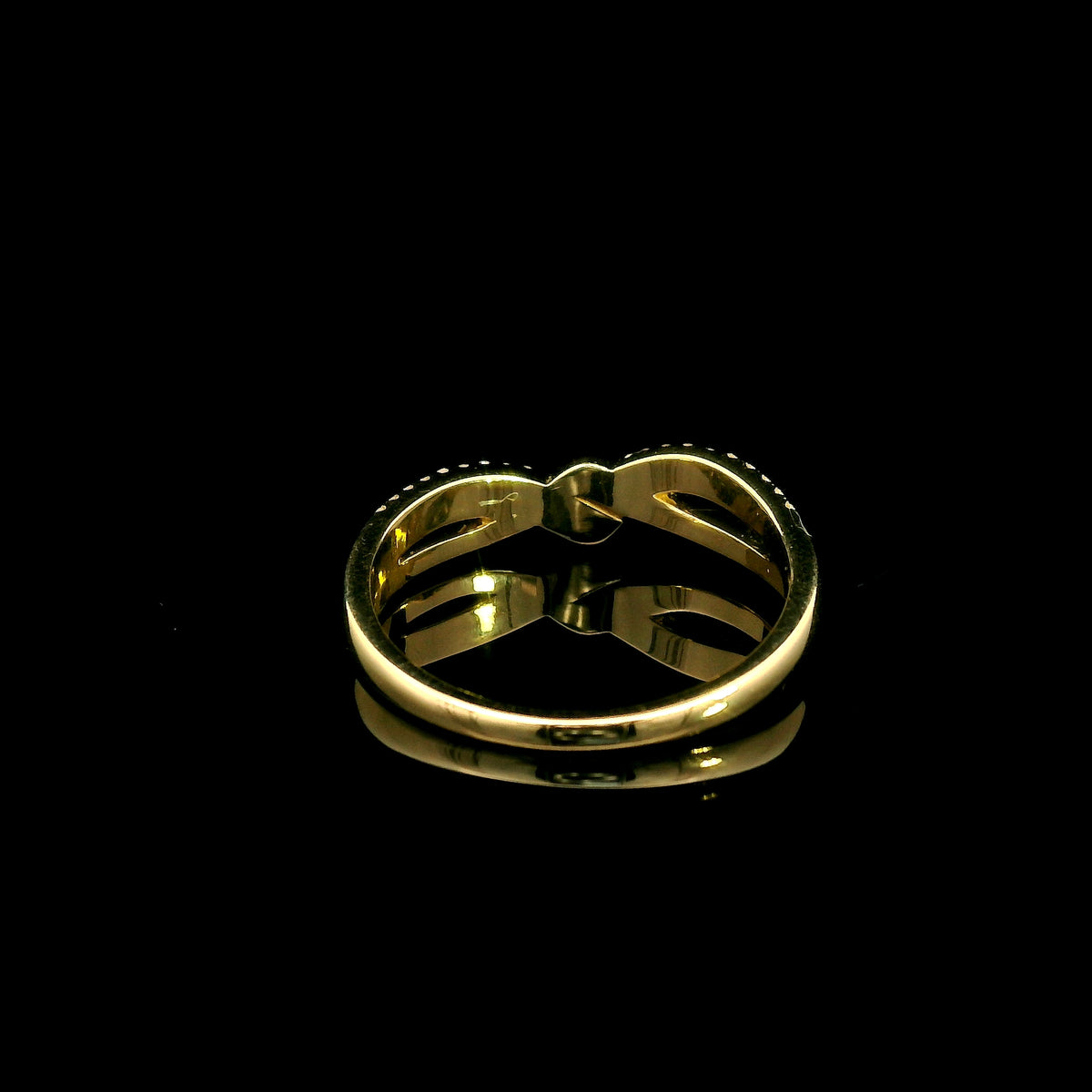 Diamond crossover ring in 18K yellow gold with polished and pavé diamond twist design