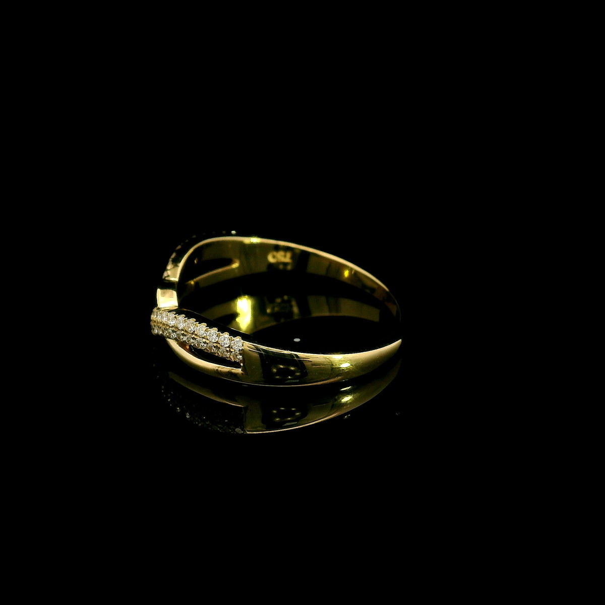 Diamond crossover ring in 18K yellow gold with polished and pavé diamond twist design