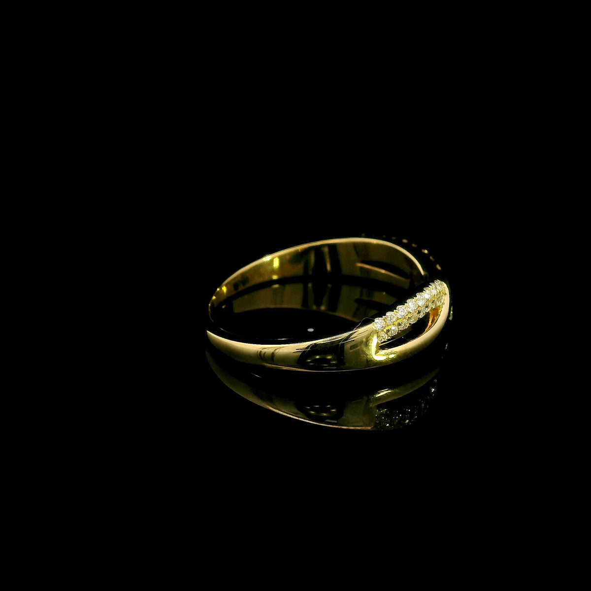 Diamond crossover ring in 18K yellow gold with polished and pavé diamond twist design