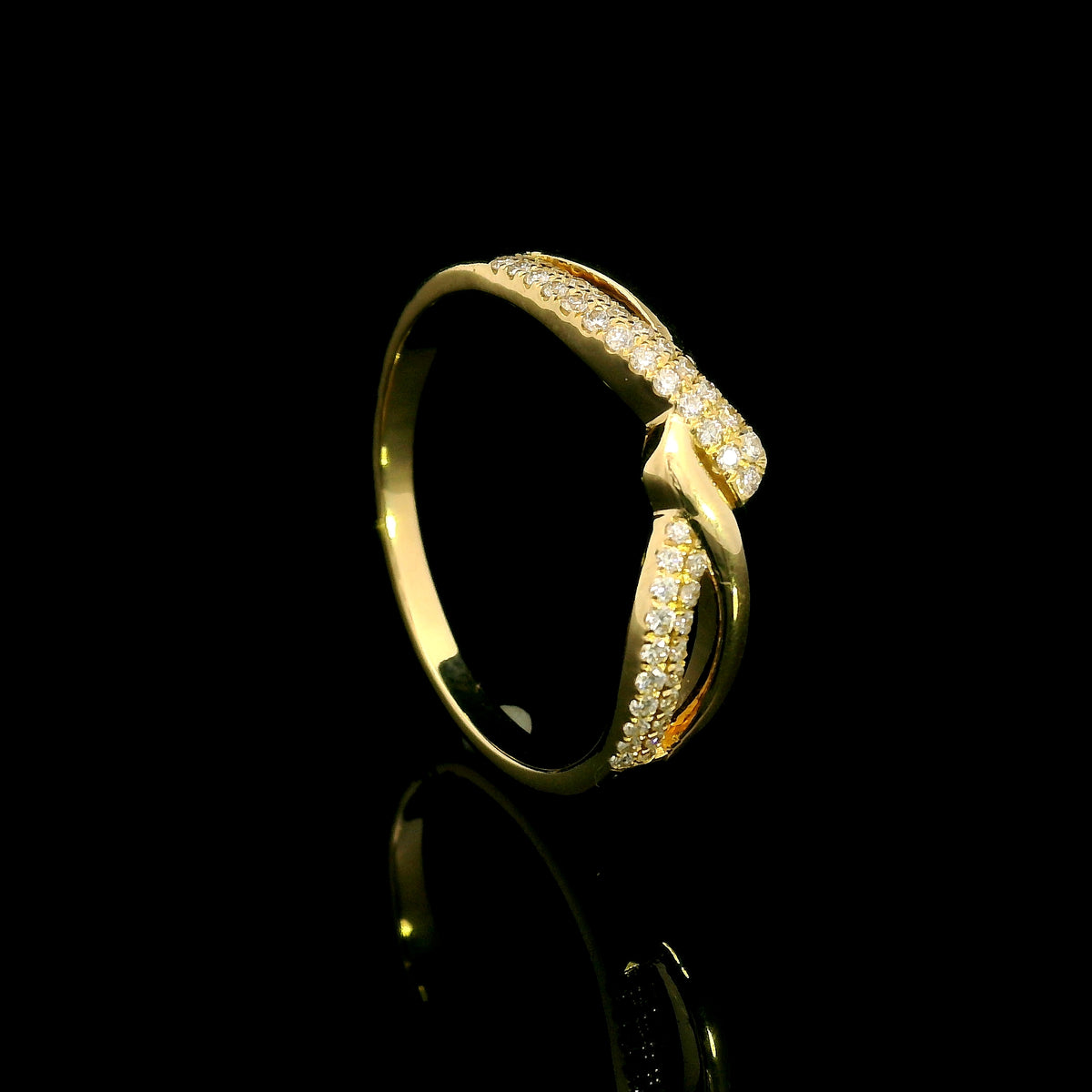 Diamond crossover ring in 18K yellow gold with polished and pavé diamond twist design