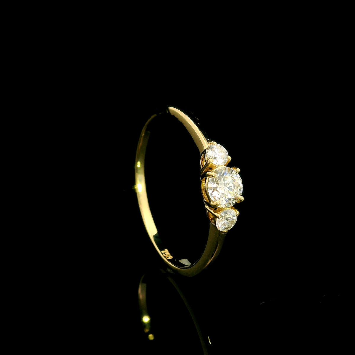Three stone diamond ring in 18K yellow gold with graduated round brilliant diamonds