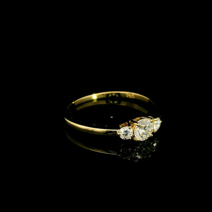 Three stone diamond ring in 18K yellow gold with graduated round brilliant diamonds