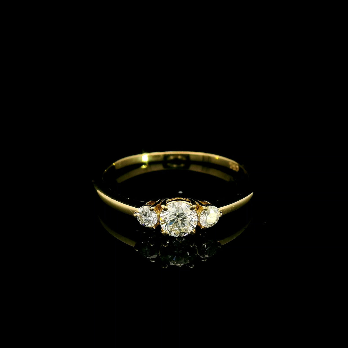 Three stone diamond ring in 18K yellow gold with graduated round brilliant diamonds