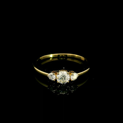 Three stone diamond ring in 18K yellow gold with graduated round brilliant diamonds