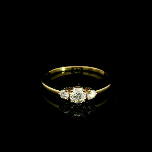 Three stone diamond ring in 18K yellow gold with graduated round brilliant diamonds