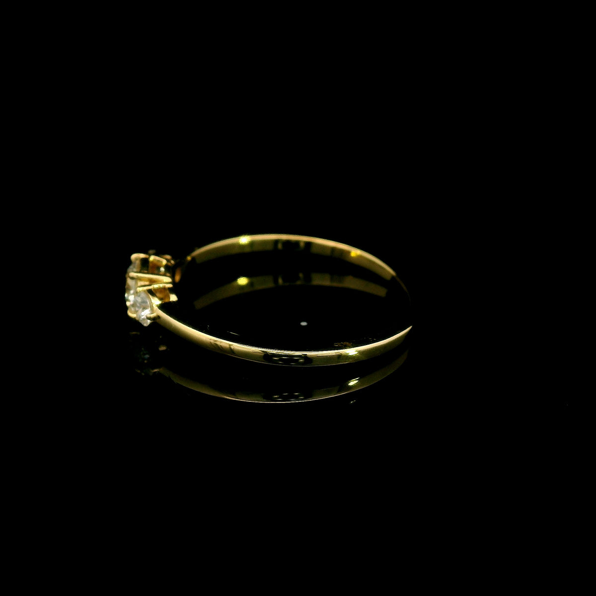 Three stone diamond ring in 18K yellow gold with graduated round brilliant diamonds