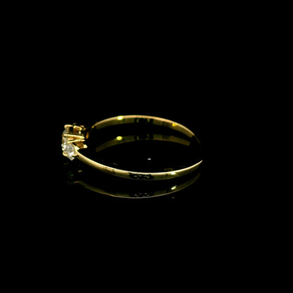 Three stone diamond ring in 18K yellow gold with graduated round brilliant diamonds