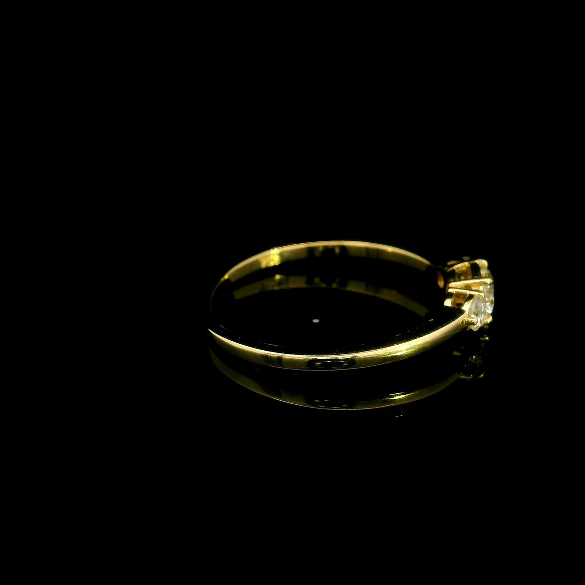 Three stone diamond ring in 18K yellow gold with graduated round brilliant diamonds