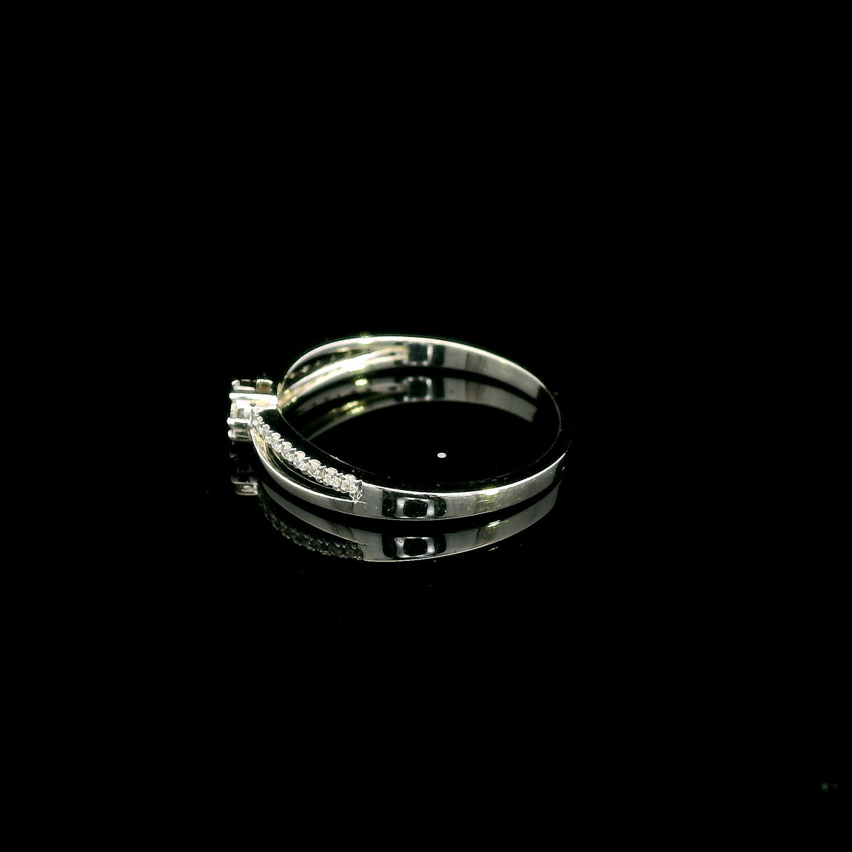 Diamond cluster ring in 18K white gold featuring a floral-inspired round diamond cluster, pavé-set shoulder and polished split-shank design.