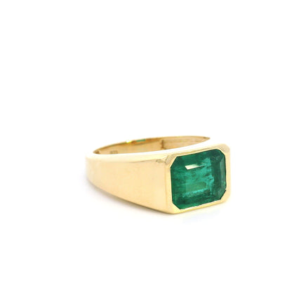 Men’s emerald signet ring in 18K yellow gold with emerald cut green emerald