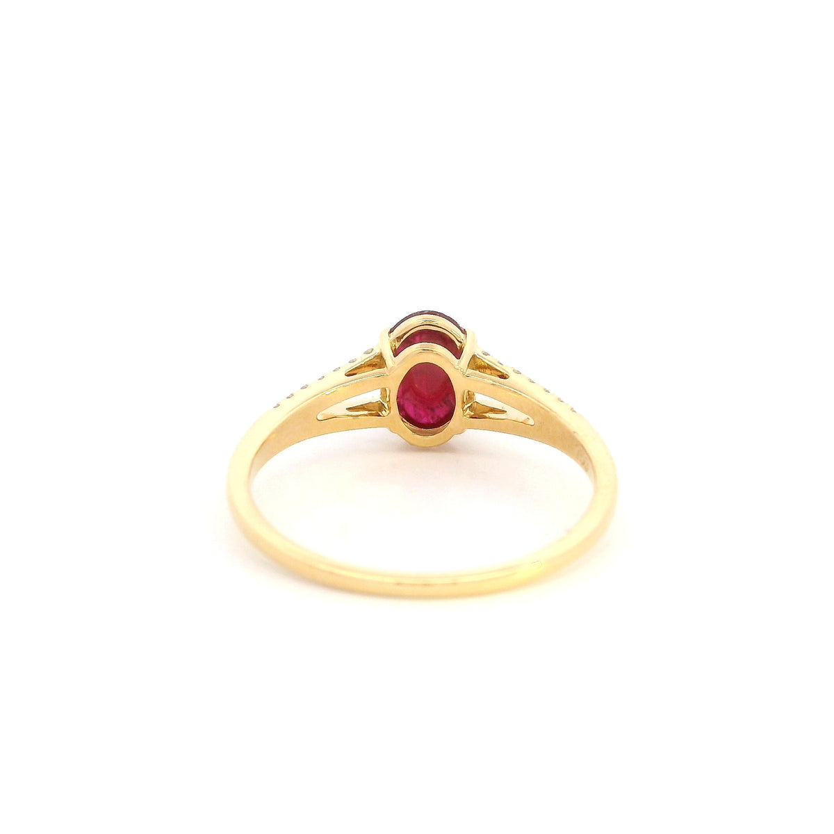 Oval cabochon ruby and diamond ring in 18K yellow gold with diamond-set split shoulders.