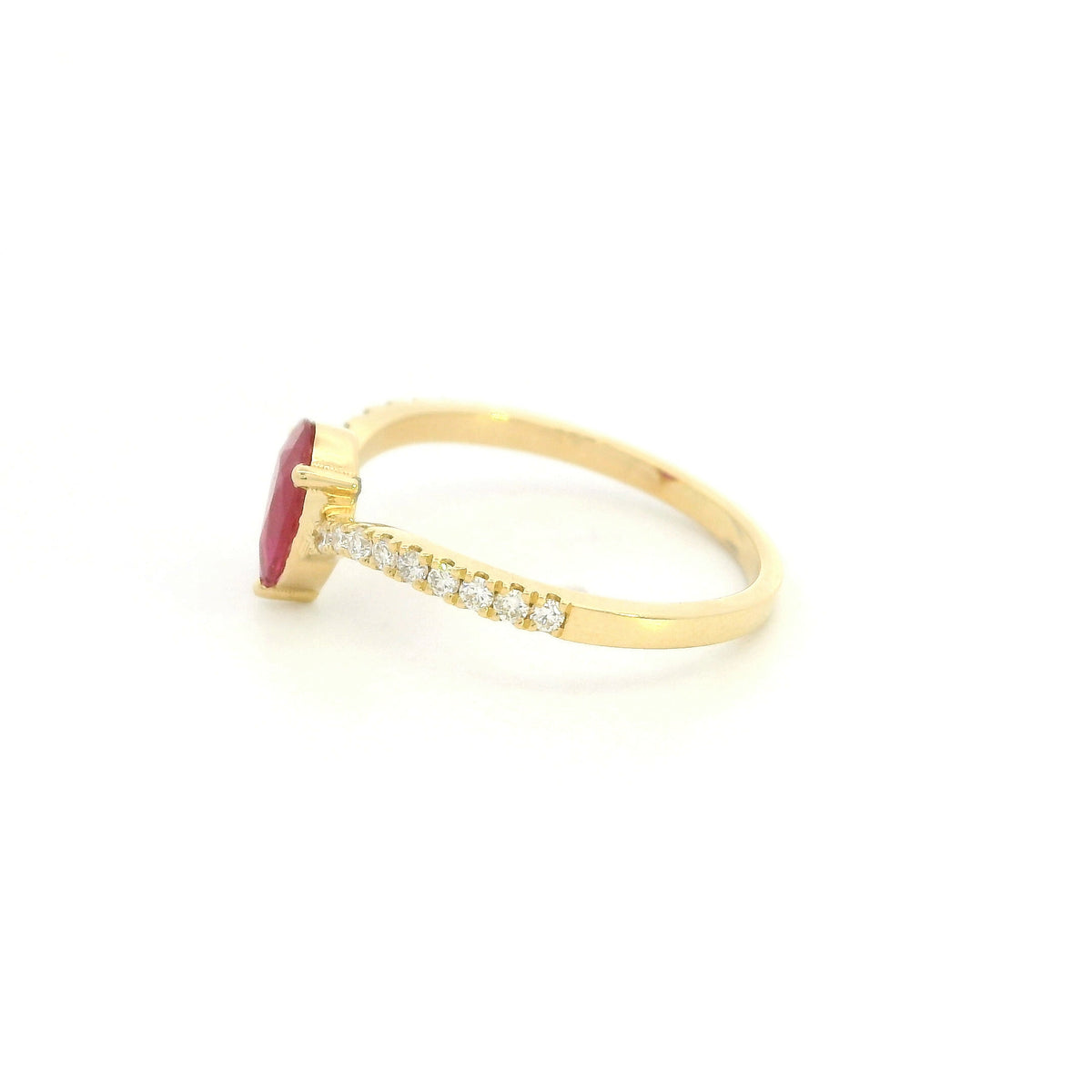 Pear shaped ruby and diamond ring in 18K yellow gold with diamond set shoulders
