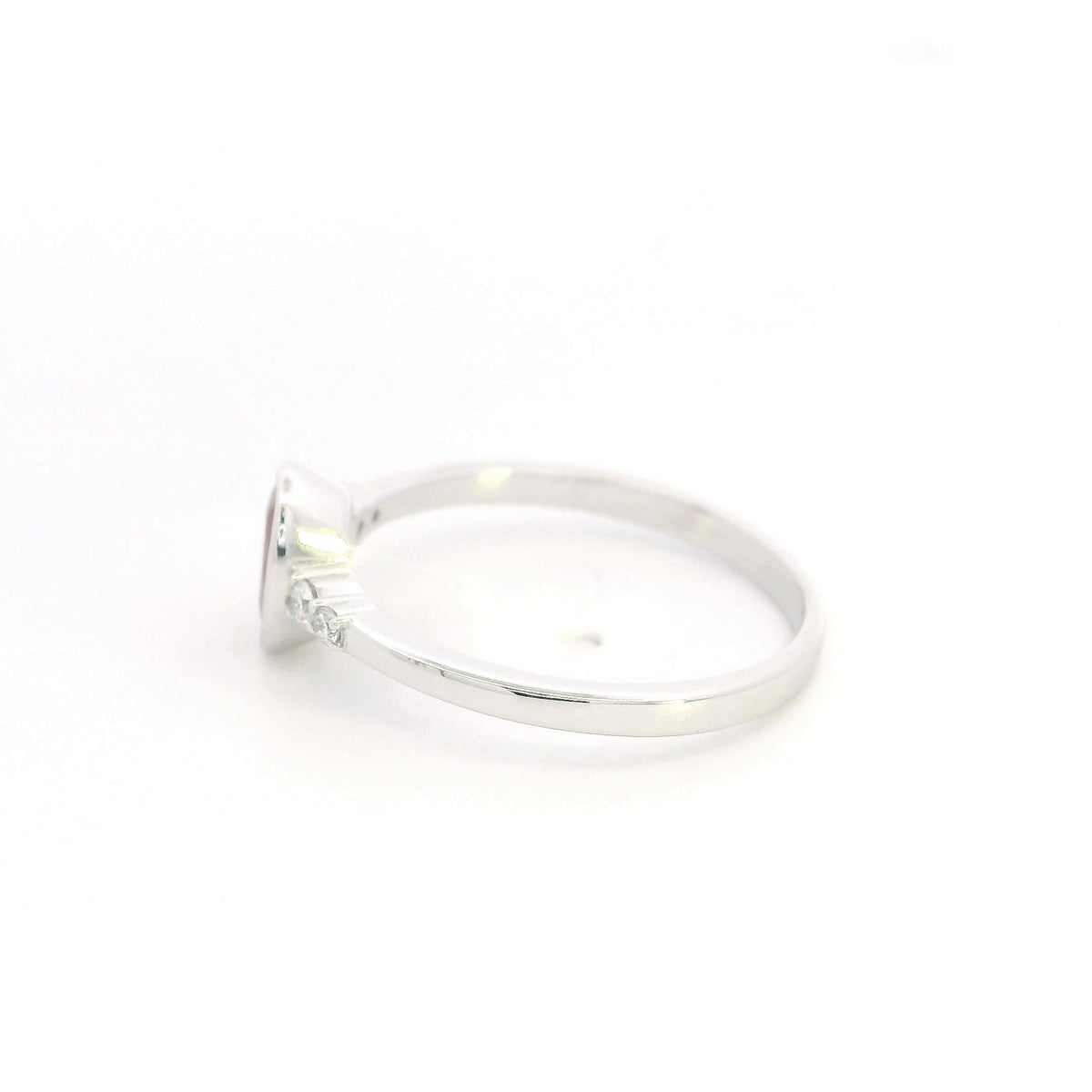 Oval ruby and diamond ring in 18K white gold
